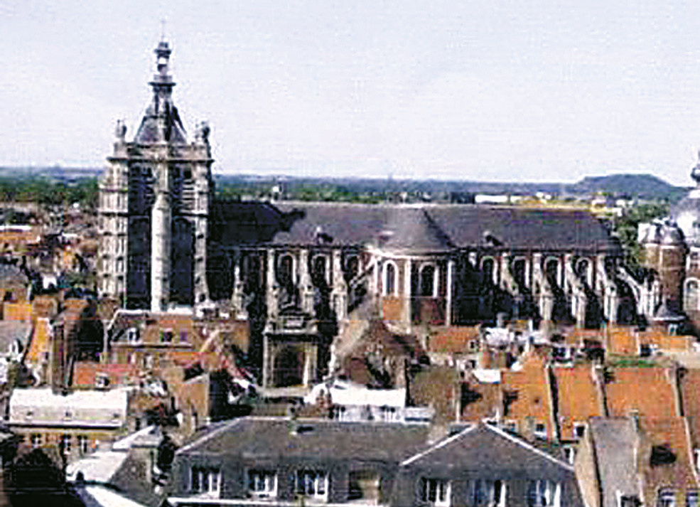 External faqade of the Church of St. Peter in Douai gtSUS AYEZ DC "Ous