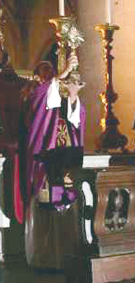 Exposition of the Host of the miracle left the monstrance exposed on the provisional
