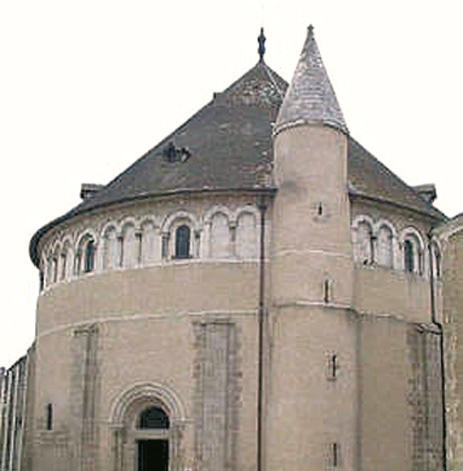 •(ffå'ffffiitf Interior of the Basilica of St. Stephen, Neuvy Saint-Sepulchre, built in 1049 where the reliquary of the Sacred Blood of Christ is kept