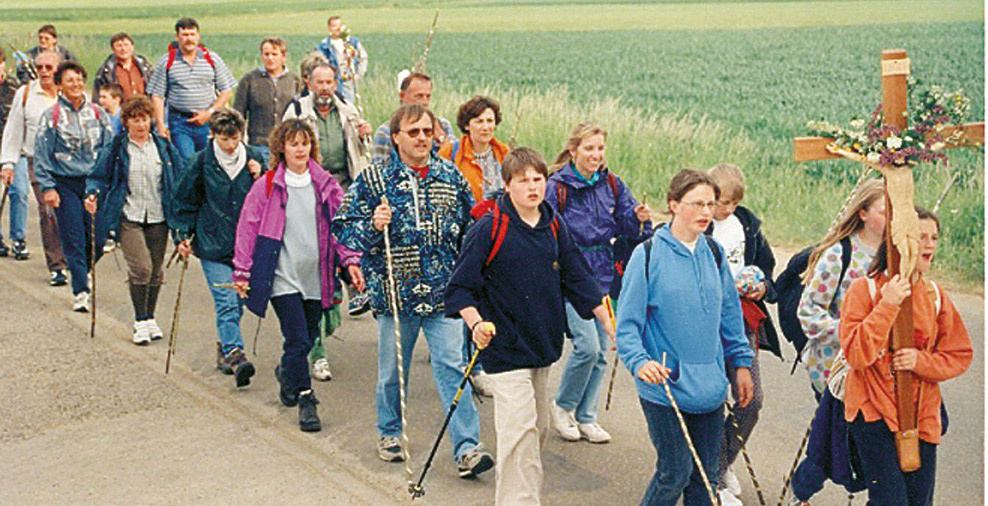 Historical fresco depicting the faithful on a pilgrimage to Bettbrunn