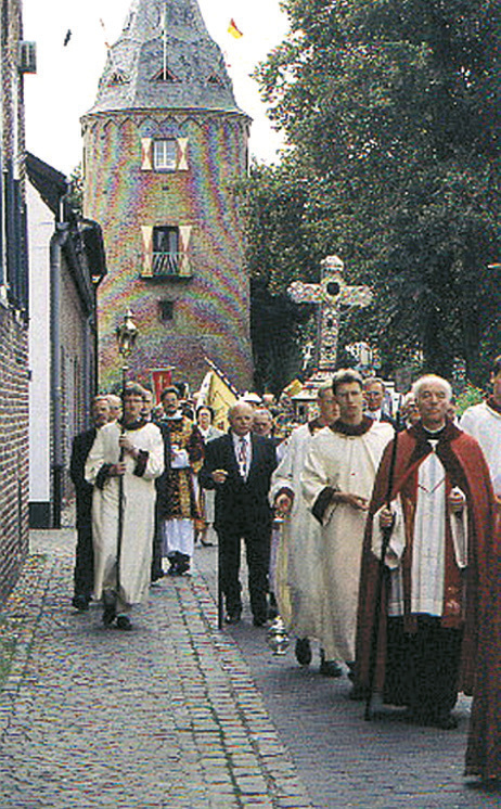 Procession held every year on September 14th in honor of the miracle interest in the miracles, and pilgrims began to come in large numbers. In 1408, the citizens of