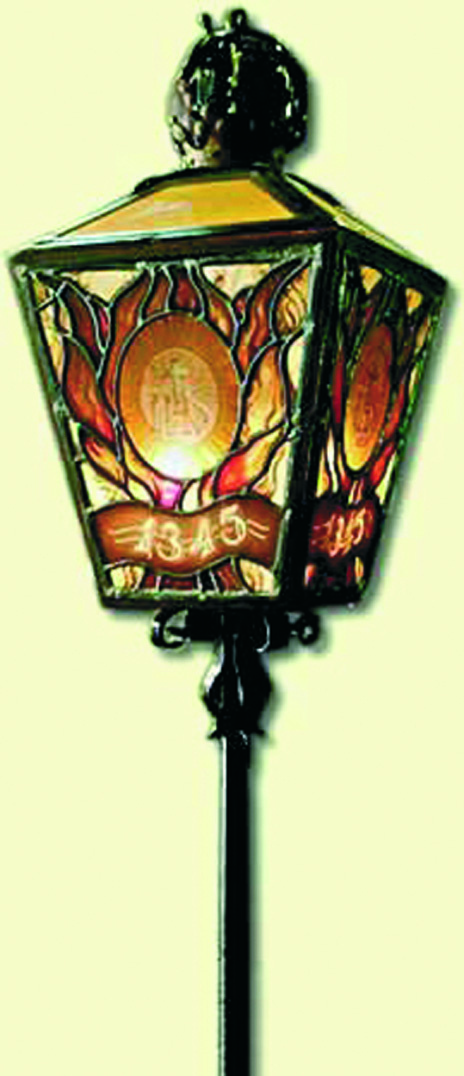 Lamp in which the Blessed Sacrament is depicted in honor of the first "Stille Omgang" procession