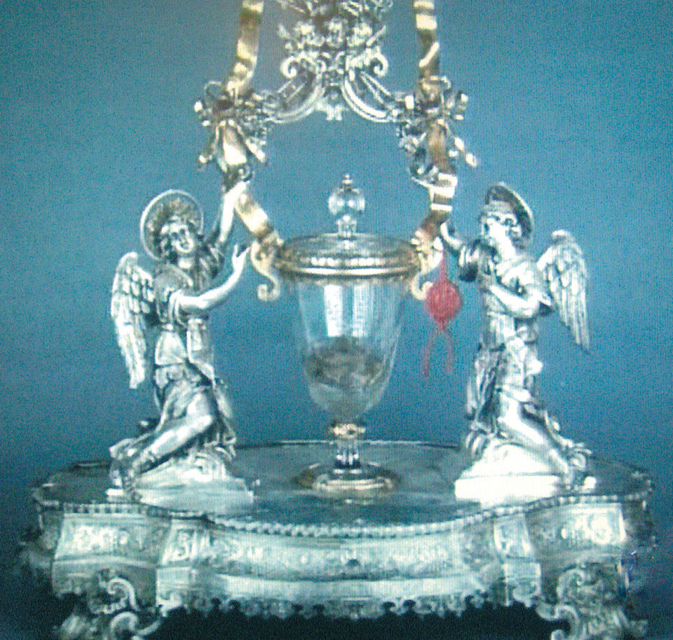 The reliquary from the 18th century containing the Host and the