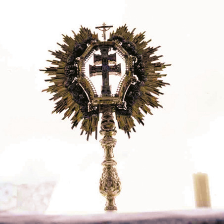 Banner depicting the Cross of Caravaca