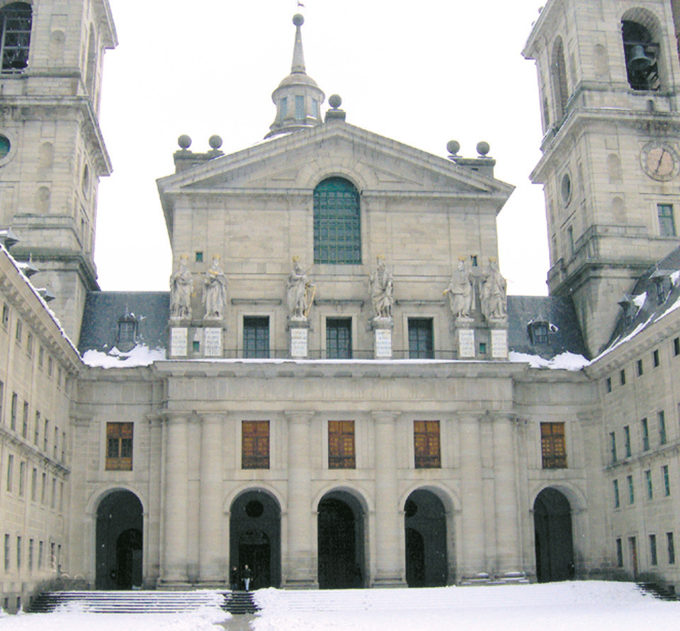 that is possible to contemplate even today, Courtyard of the Church of the Royal Monastery "Escorial" he "Sagrada Forma" (Sacred Form) is kept intact and venerated even today in the sacri- sty of the Royal Monastery of San Lorenzo