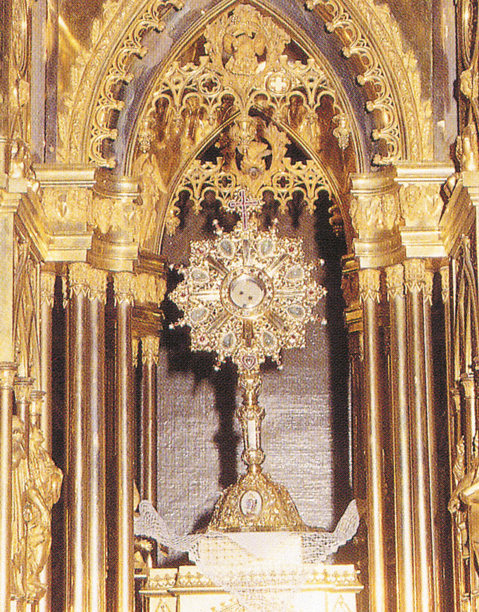 The "Sagrada Forma" exposed in the gothic temple